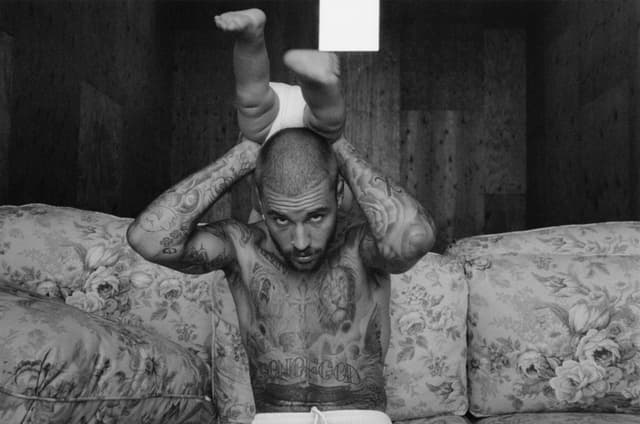 Justin Bieber rebate a oração da mãe, dizendo que a única cura necessária é para o dedo mindinho. Reprodução: Retorno do item 11