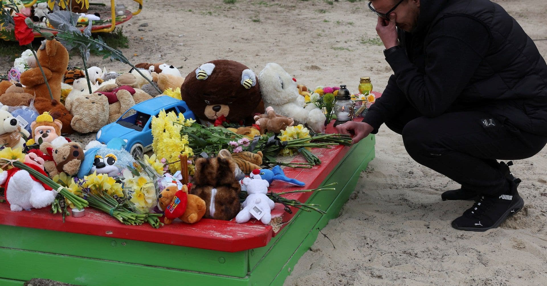 Vigília em cidade ucraniana em memória das vítimas de ataque com míssil russo. Reprodução: Reuters