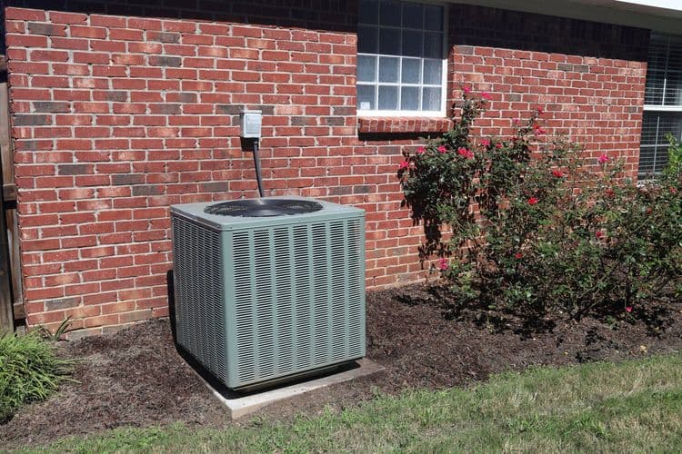 Ar-condicionado sendo utilizado, mostrando como pode aliviar a carga da rede elétrica durante o calor. Reprodução: Gizmodo