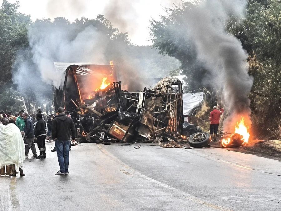 Acidente entre ônibus e carreta deixa ao menos 8 mortos em rodovia