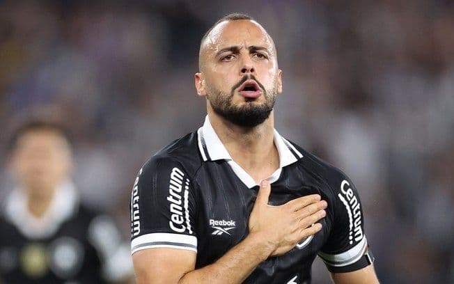 Arthur Cabral, atacante do Botafogo, é destaque no duelo contra o Cruzeiro no Nilton Santos. Reprodução: iG.