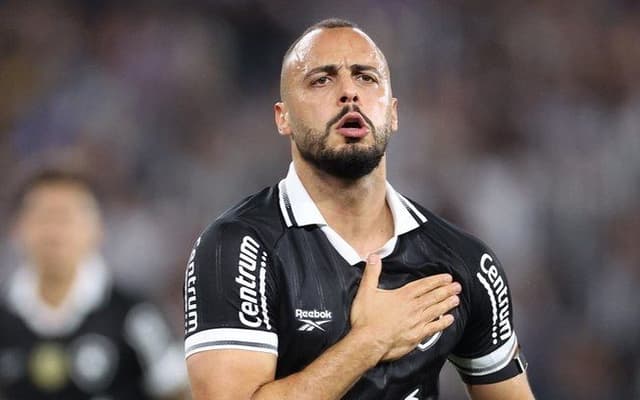 Arthur Cabral, atacante do Botafogo, é destaque no duelo contra o Cruzeiro no Nilton Santos. Reprodução: iG.