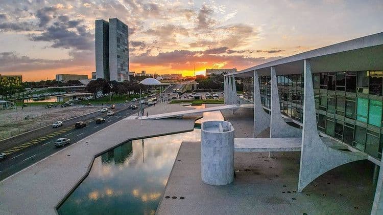 Desconfiança do povo brasileiro em relação às instituições