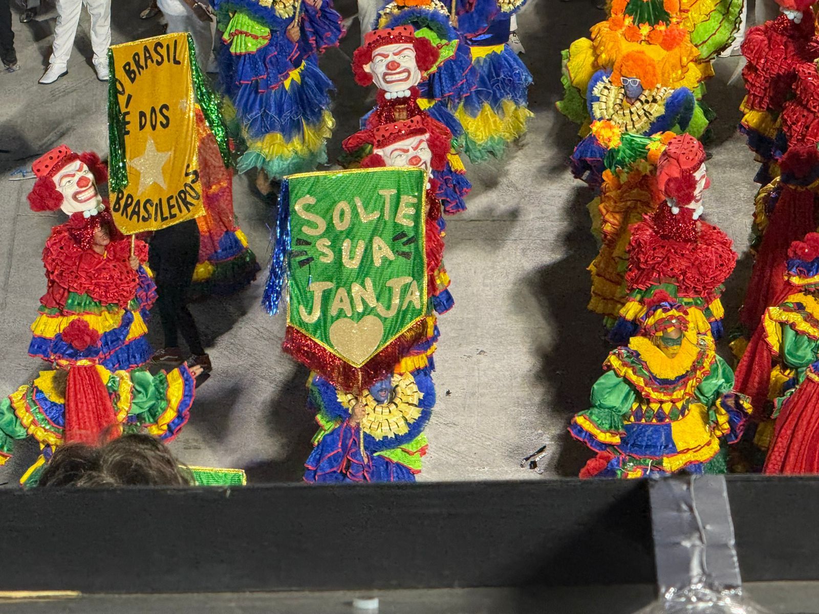 [Foliões pedem a soltura de Janja no final do desfile de Lula]. Reprodução: Veja