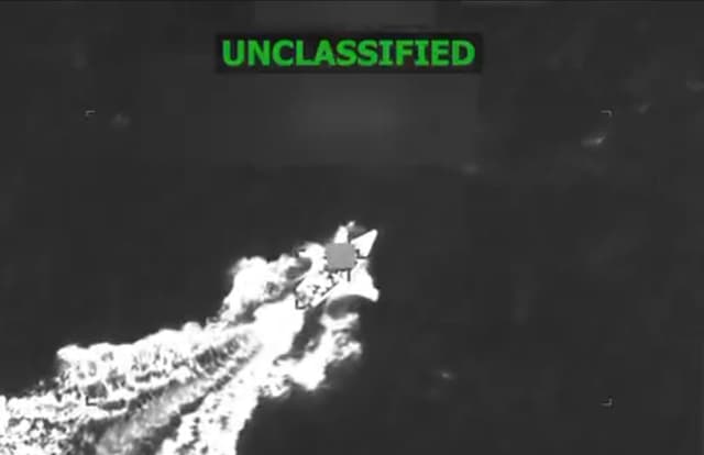 EUA bombardearam barco no Caribe; três mortos a bordo, segundo Pete Hegseth. Reprodução: Retorno do item 11