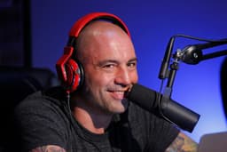 Joe Rogan discute sobre o impacto do streaming gratuito no cenário atual da TV. Reprodução: Business Insider