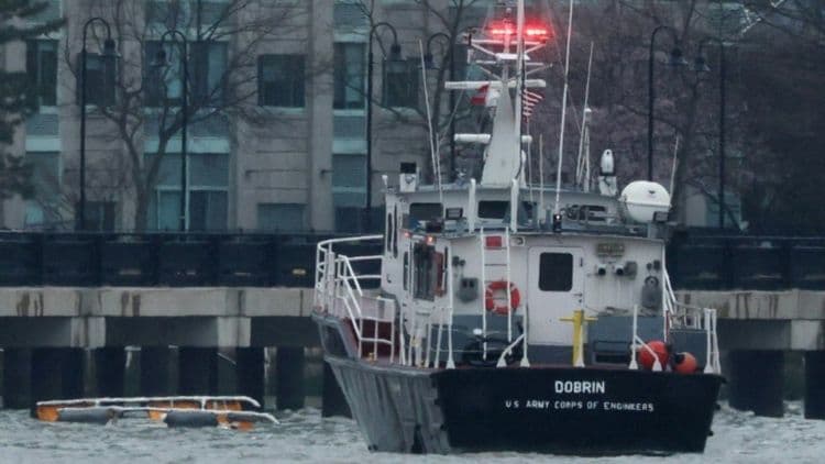 Cena trágica em Nova York: helicóptero caiu no rio Hudson, resultando na morte de seis pessoas. Reprodução: AFP