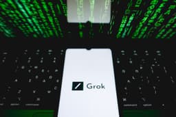 O logo do Grok é exibido em um smartphone em Atenas. Reprodução: Gizmodo
