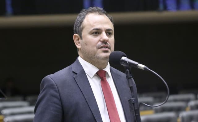 Glauber Braga comenta sobre decisão do STF sobre separação de poderes. Reprodução: CNN Brasil