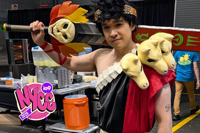 Cosplay de Hades Zagreus no segundo dia da NYCC 2025. Legenda da imagem. Reprodução: Retorno do item 11