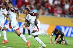 Flamengo empata com Los Angeles em jogo recheado de chances e bola na trave. Reprodução: Globo