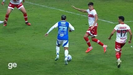 Fagner deixa o Mineirão com bota de proteção após traumatizar tornozelo em jogo contra o CRB.; Reprodução: Globo