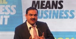 Gautam Adani pausa negociações com a Tower Semiconductor sobre projeto de chips de US$ 10 bilhões. Reprodução: Reuters