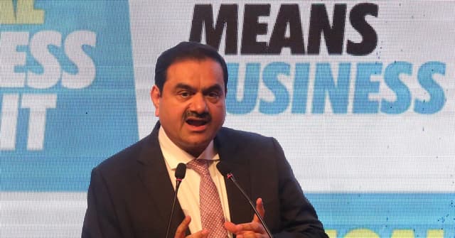 Gautam Adani pausa negociações com a Tower Semiconductor sobre projeto de chips de US$ 10 bilhões. Reprodução: Reuters