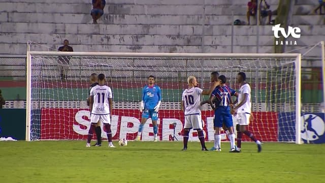 Expulsão polêmica em jogo do Bahia gera debate