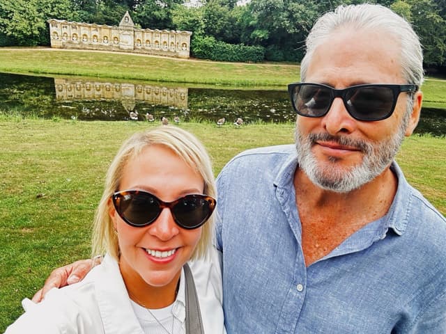 Kelly Benthall e seu marido refletem sobre os desafios do fast travel durante sua jornada pelo Reino Unido e Irlanda. Reprodução: Business Insider