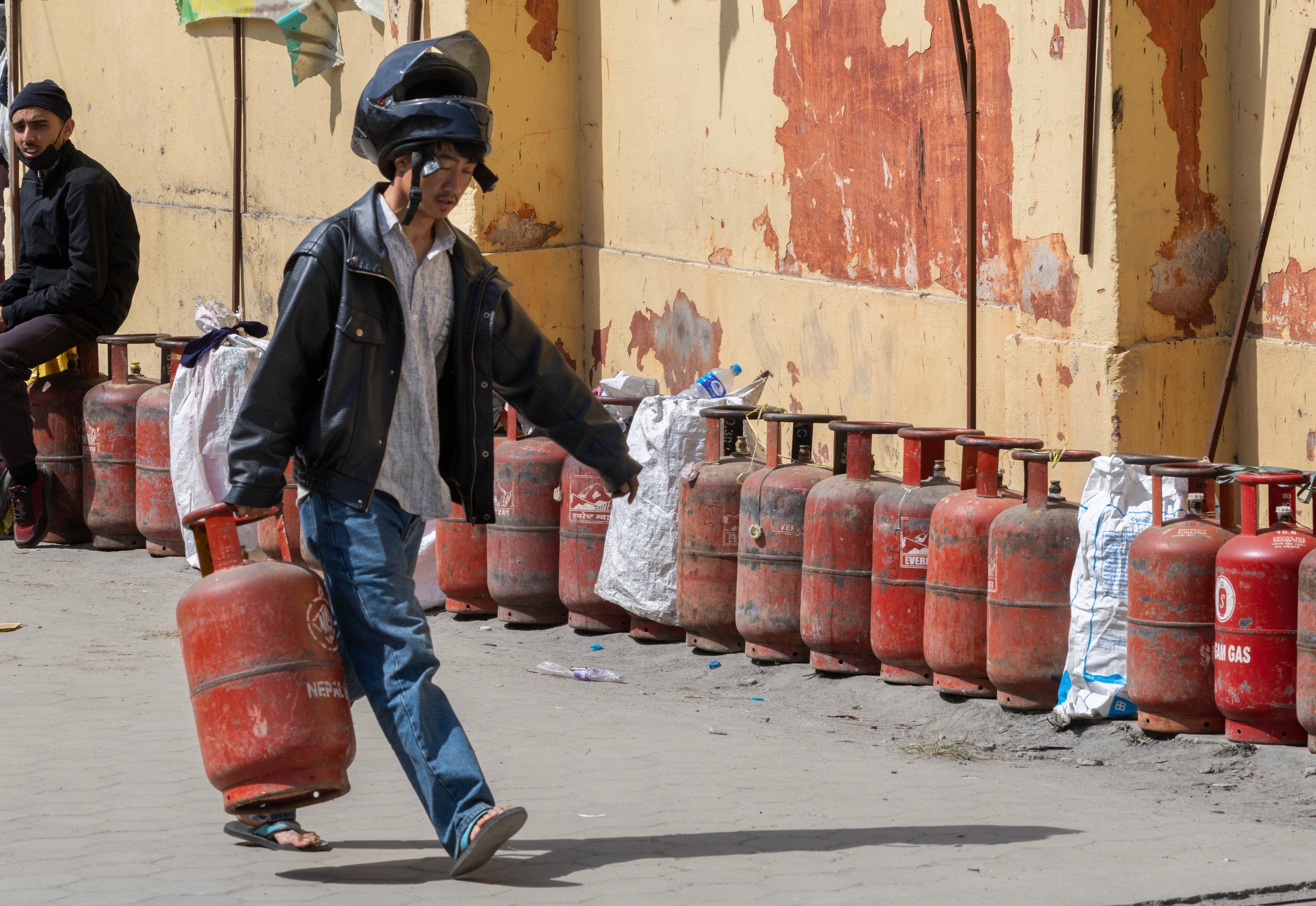 [Escolas fechadas e racionamento de gás afetam países mais pobres por bloqueio de Ormuz.]. Reprodução: Elpais