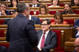 Salvador Illa, presidente da Generalitat, se prepara para abordar casos de corrupção no Parlament. Reprodução: El País