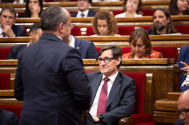 Salvador Illa, presidente da Generalitat, se prepara para abordar casos de corrupção no Parlament. Reprodução: El País