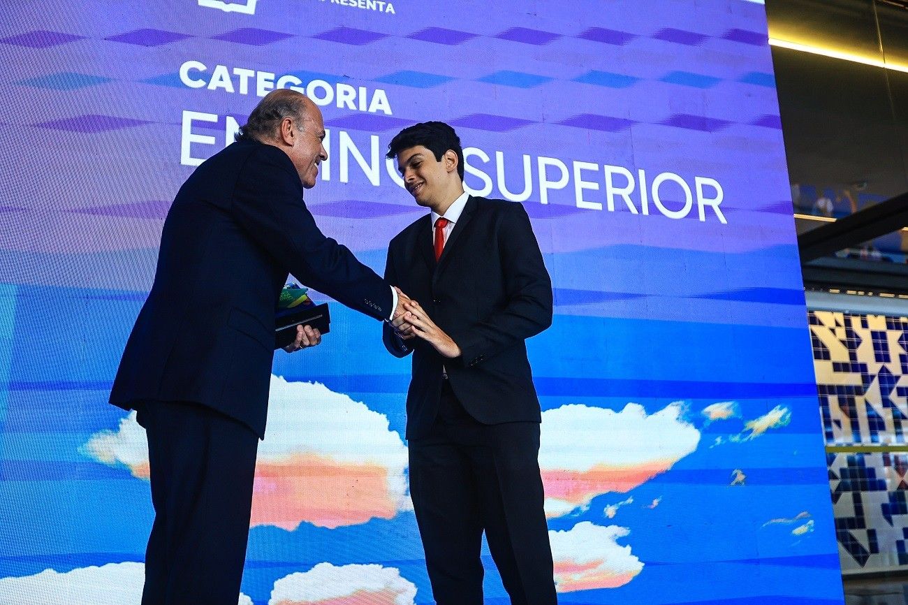 Cerimônia do 31º Prêmio Jovem Cientista em Brasília, destacando projeto IoT de consumo de água.. Reprodução: Oglobo