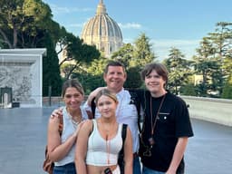 Família desfruta de passeio em grupo pela Itália, explorando cultura e culinária.; Reprodução: Terri Peters