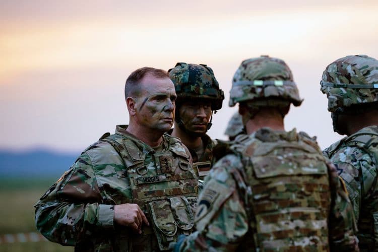 Ret. Gen. Ben Hodges destaca que a Ucrânia tem padrões de combate superiores aos da maioria das forças da OTAN. Legenda da imagem. Reprodução: Business Insider