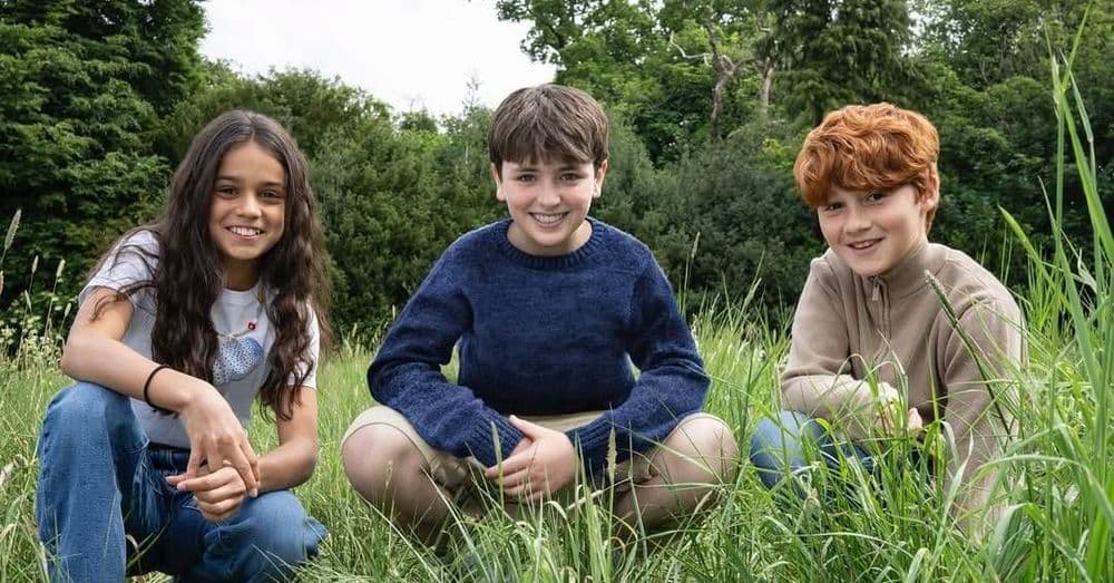 Dominic McLaughlin, Arabella Stanton e Alastair Stout são os novos protagonistas da série Harry Potter. Reprodução: Veja