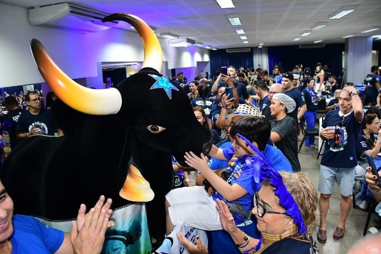 Multidão celebra a Feijoada Vip Caprichoso em Manaus, com música e alegria. Reprodução: Globo