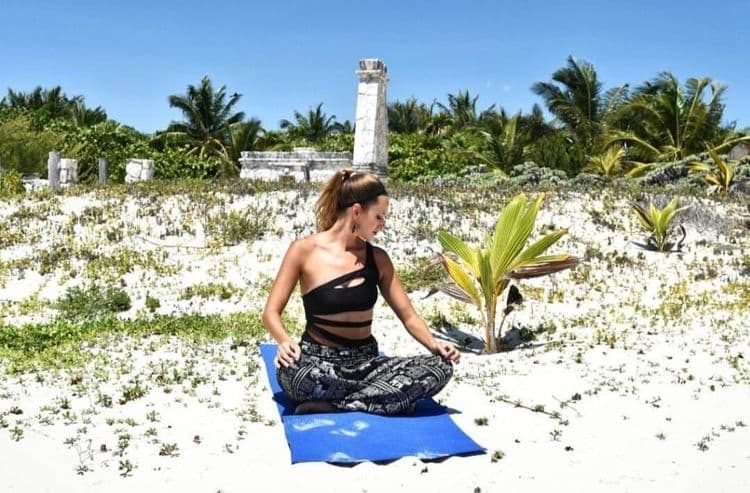 Elizabeth Shores aproveita a experiência de ensinar yoga em resorts caribenhos em troca de estadias gratuitas. Reprodução: Business Insider