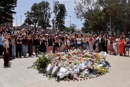 Membros da comunidade deixam flores em Bondi Pavilion, em memória das vítimas do ataque.. Reprodução: Oglobo
