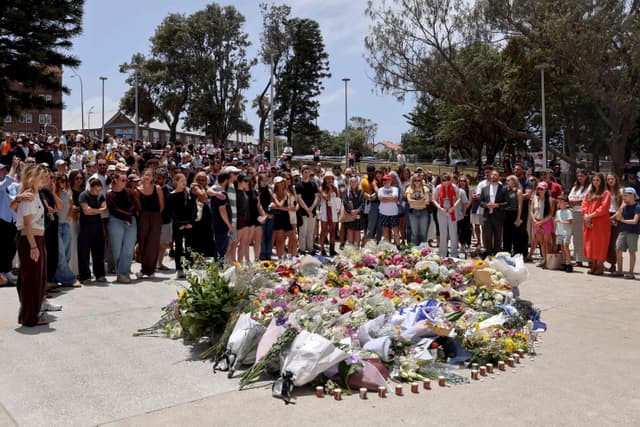 Membros da comunidade deixam flores em Bondi Pavilion, em memória das vítimas do ataque.. Reprodução: Oglobo