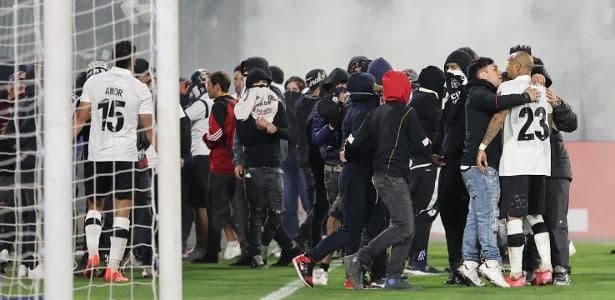 Torcedores do Colo-Colo invadem o gramado durante partida contra o Fortaleza. Reprodução: UOL