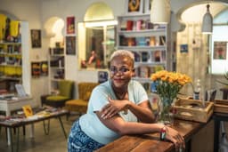 Zukiswa Wanner discute literatura africana e devolve medalha cultural em protesto contra o apoio alemão a Israel. Reprodução: O GLOBO