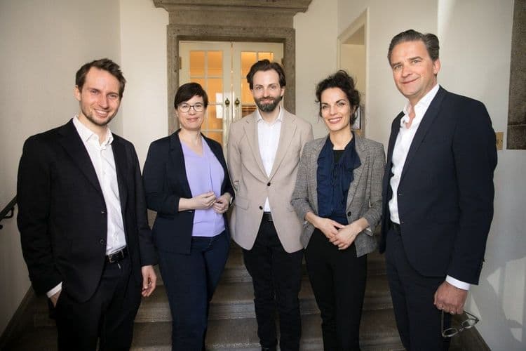 A equipe da Noxtua celebra a captação de 92 milhões de dólares para sua IA voltada ao sistema jurídico alemão. Reprodução: TechCrunch