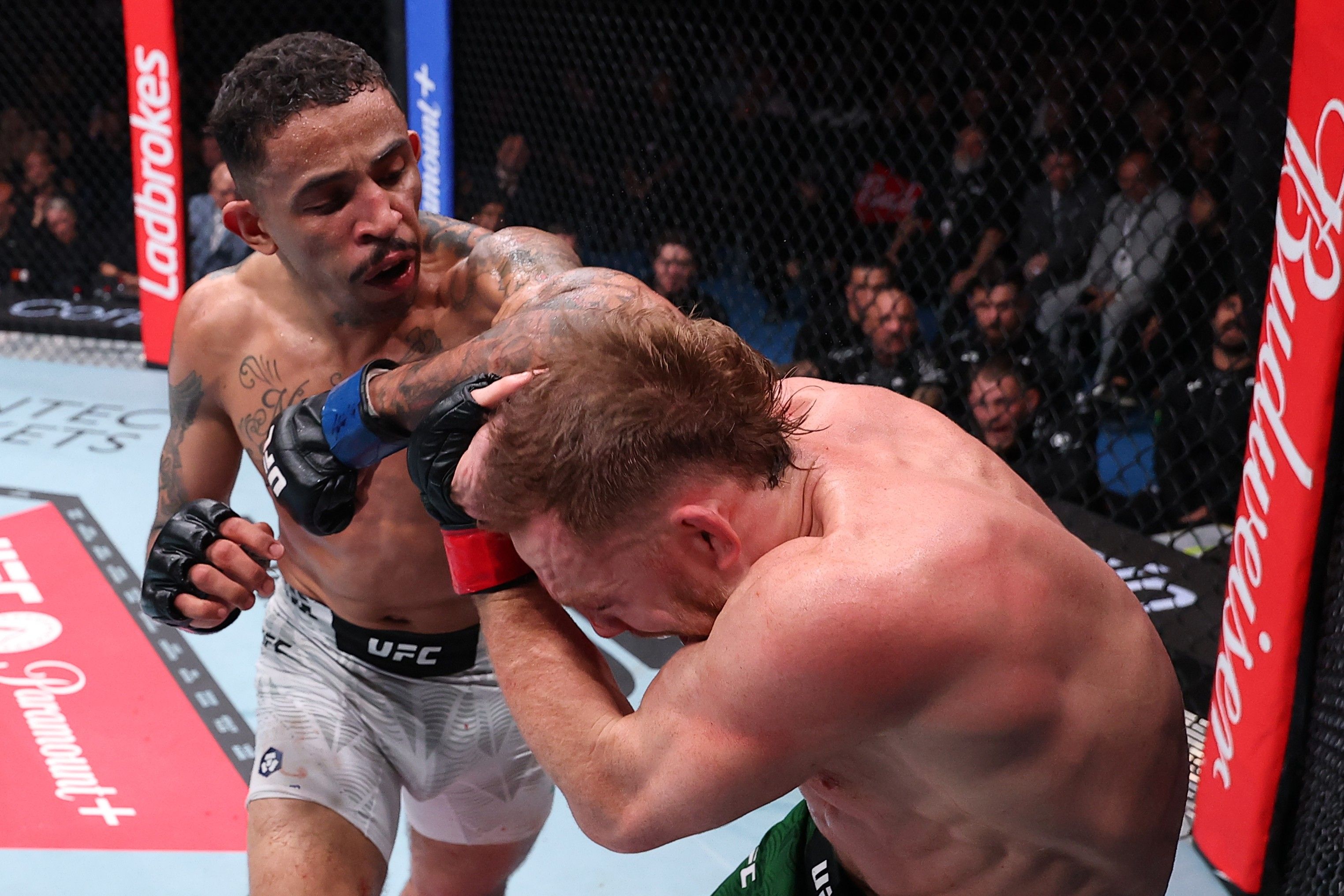 Dominante, Carlos Prates vence Jack Maddalena e se aproxima de disputa do cinturão no UFC