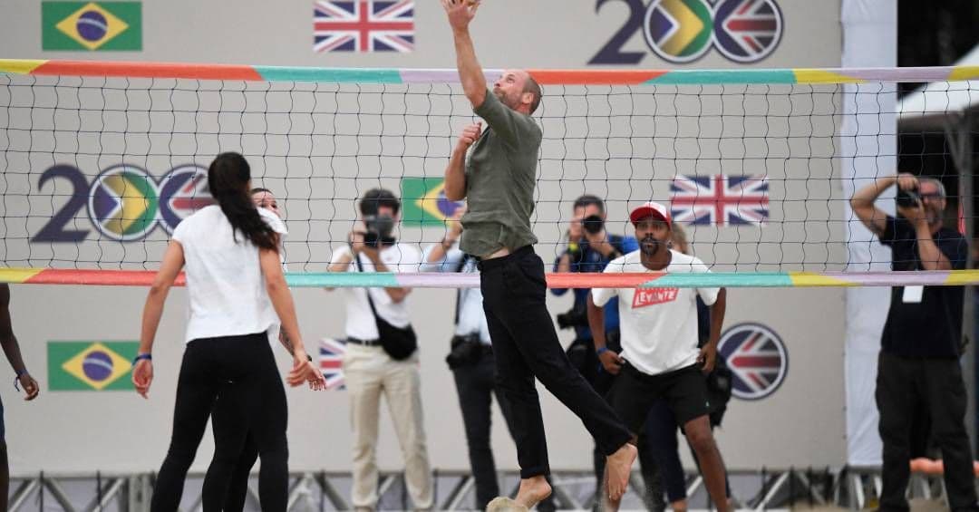 Príncipe William participa de simulação de resgate marítimo em Copacabana, Rio. Legenda da imagem. Reprodução: Retorno do item 11