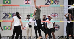 Príncipe William participa de simulação de resgate marítimo em Copacabana, Rio. Legenda da imagem. Reprodução: Retorno do item 11