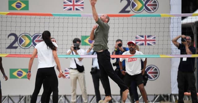 Príncipe William participa de simulação de resgate marítimo em Copacabana, Rio. Legenda da imagem. Reprodução: Retorno do item 11