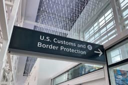 Agentes da alfândega em posto de fronteira, planos incluem monitorar redes sociais de turistas.. Reprodução: Gizmodo