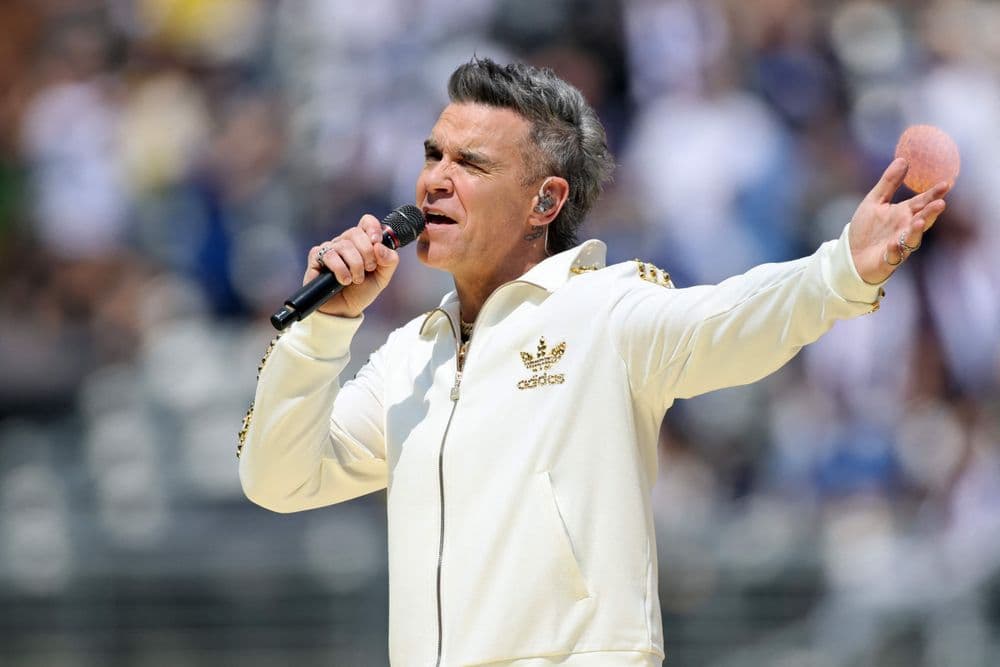 Robbie Williams e Laura Pausini se apresentam na final da Copa do Mundo de Clubes da FIFA. Reprodução: Globo