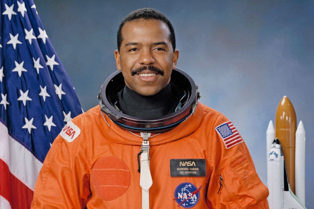 Dr. Bernard Harris, o primeiro homem negro a caminhar no espaço, reflete sobre sua trajetória e legado.; Legenda da imagem. Reprodução: Business Insider