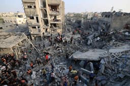 Civis inspecionam os estragos causados pela ofensiva israelense na Faixa de Gaza. Reprodução: Globo