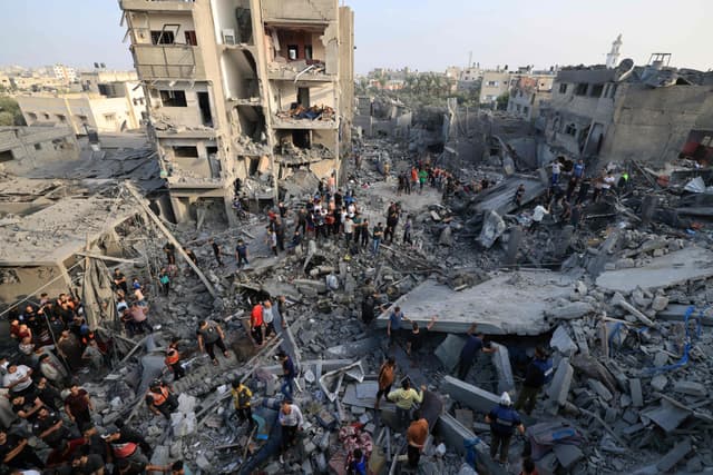 Civis inspecionam os estragos causados pela ofensiva israelense na Faixa de Gaza. Reprodução: Globo