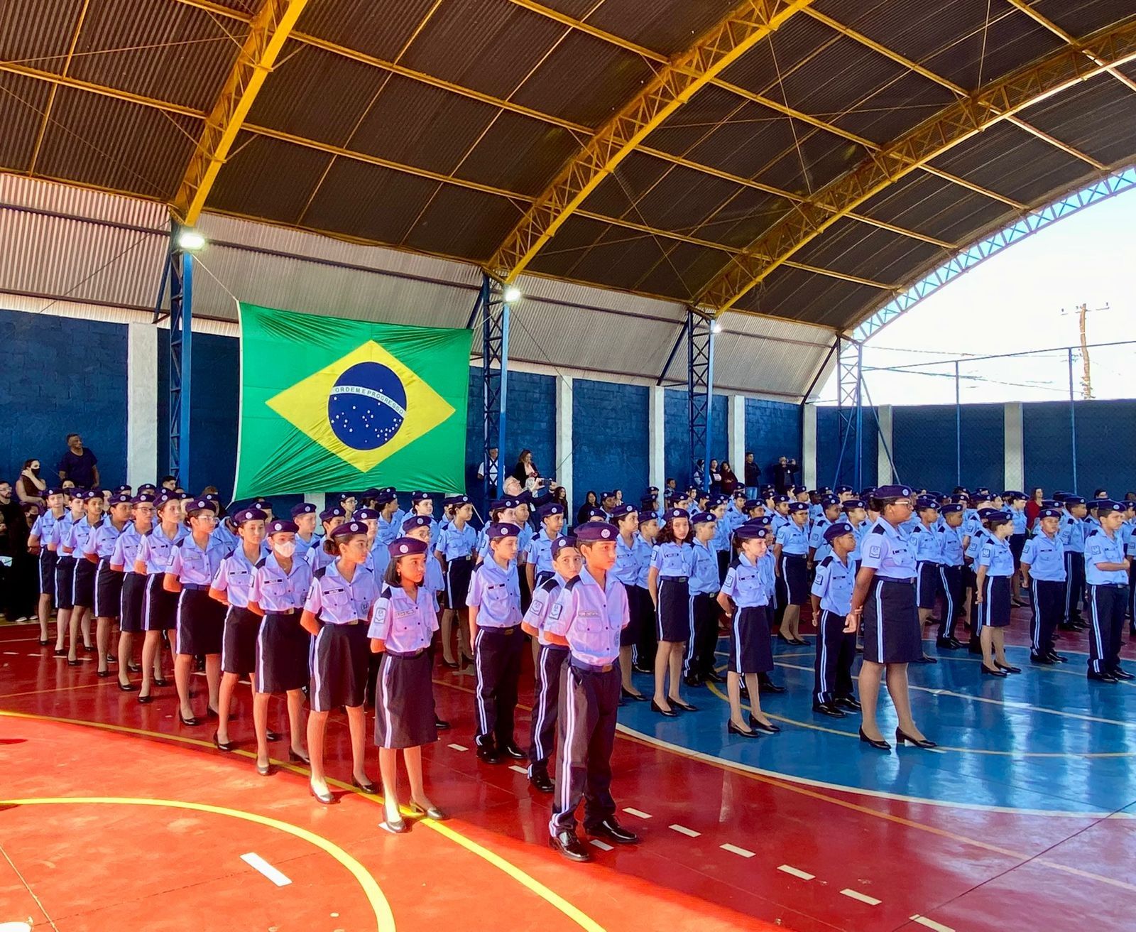 Alunos em uniformes marcam início das escolas cívico-militares em 100 unidades de SP.. Reprodução: G1