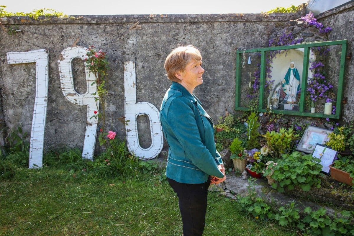 Início da escavação para exumar 796 crianças enterradas em valas na Irlanda. Reprodução: Globo