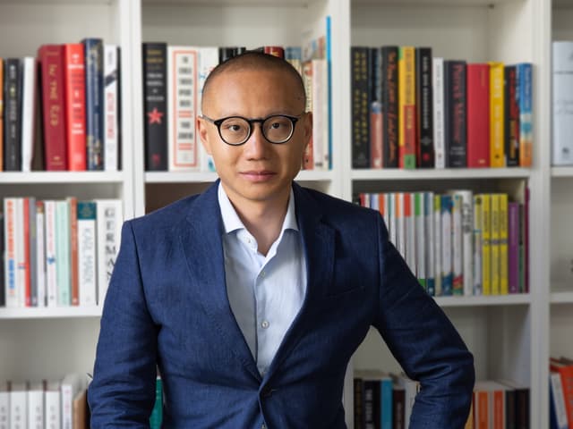 Dan Wang, autor de Breakneck, discute a competição acirrada no mercado chinês de EVs. Reprodução: Dan Wang