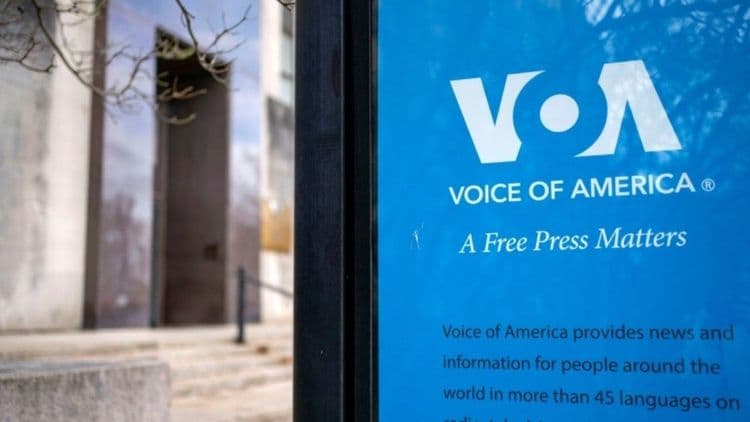 Juiz ordena restauração do financiamento da Voice of America e outros veículos de comunicação. Reprodução: AFP