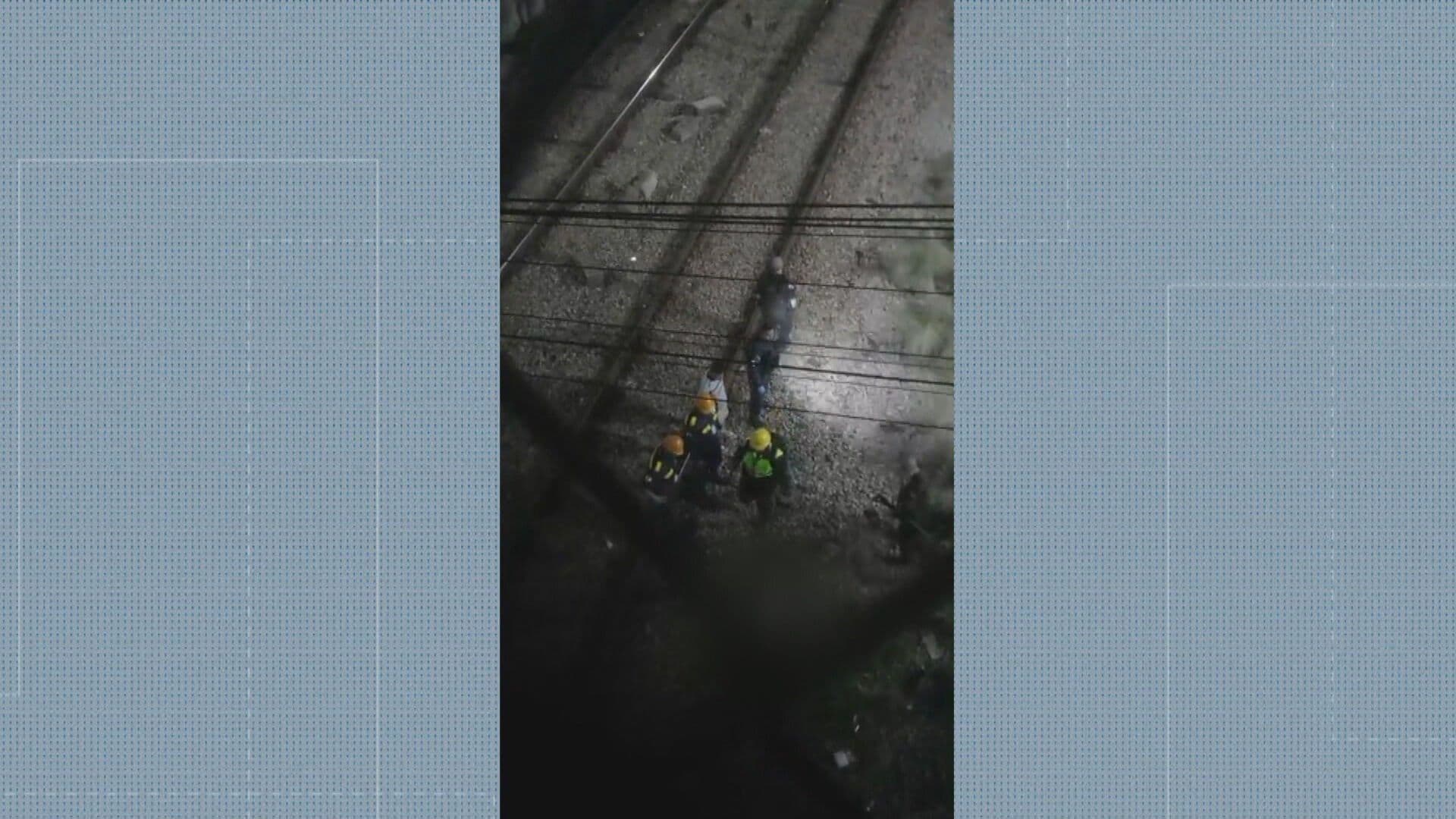 Policial militar é atropelado por trem durante perseguição a criminosos em Duque de Caxias. Reprodução: Globo