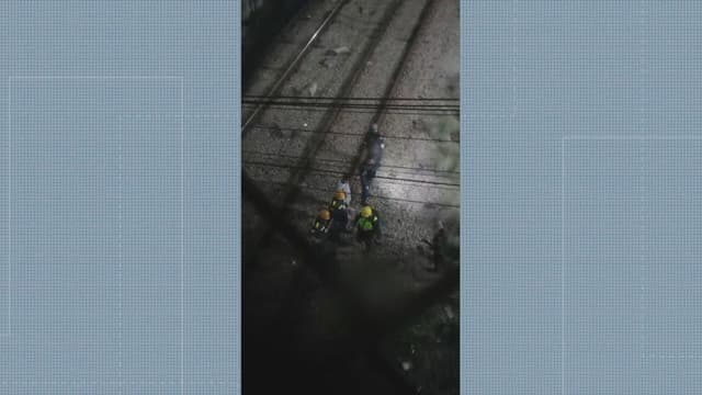 Policial militar é atropelado por trem durante perseguição a criminosos em Duque de Caxias. Reprodução: Globo