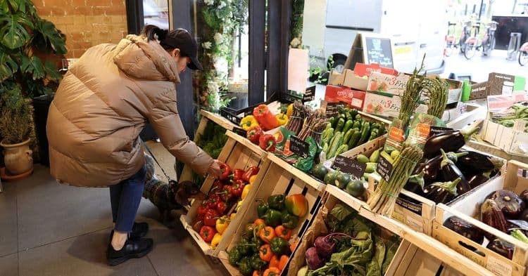Inflação no Reino Unido cai para 2,6% em março, segundo dados oficiais. Reprodução: Reuters